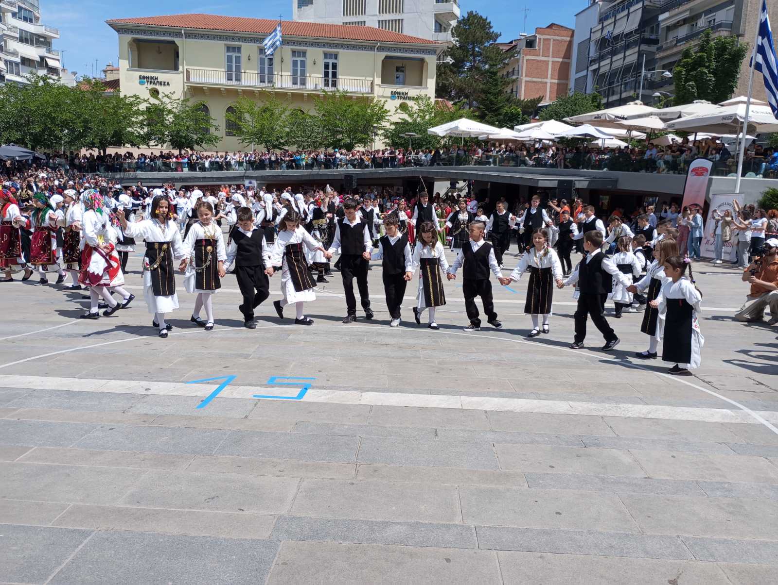 Μια πλατεία γεμάτη ελπίδα, και χρώματα Ελλάδας!