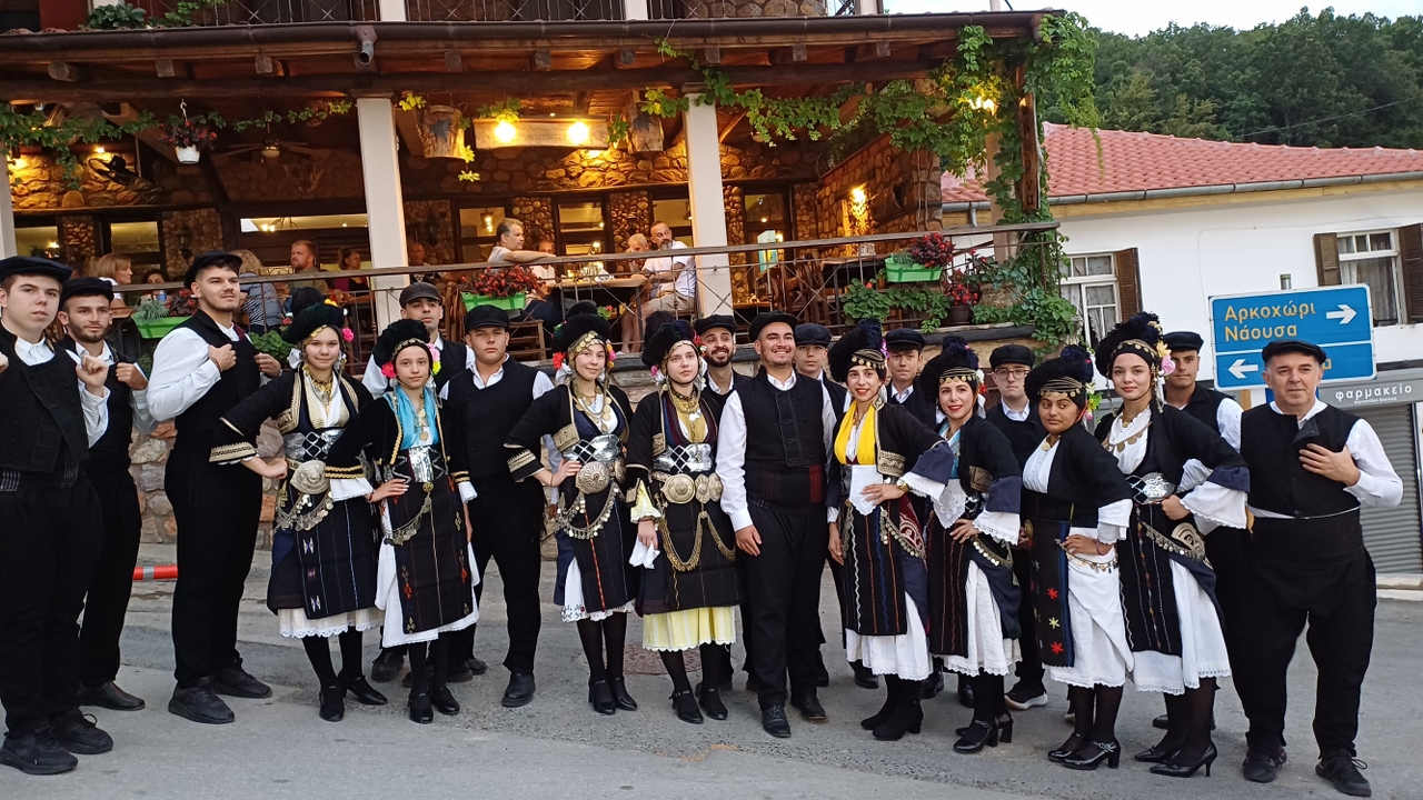 παρουσία του χορευτικού ντόπιου τμήματος του Συλλόγου μας στη Φυτειά